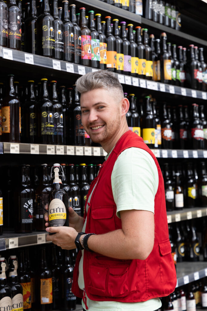 Image d'un conseiller au rayon produits du terroir